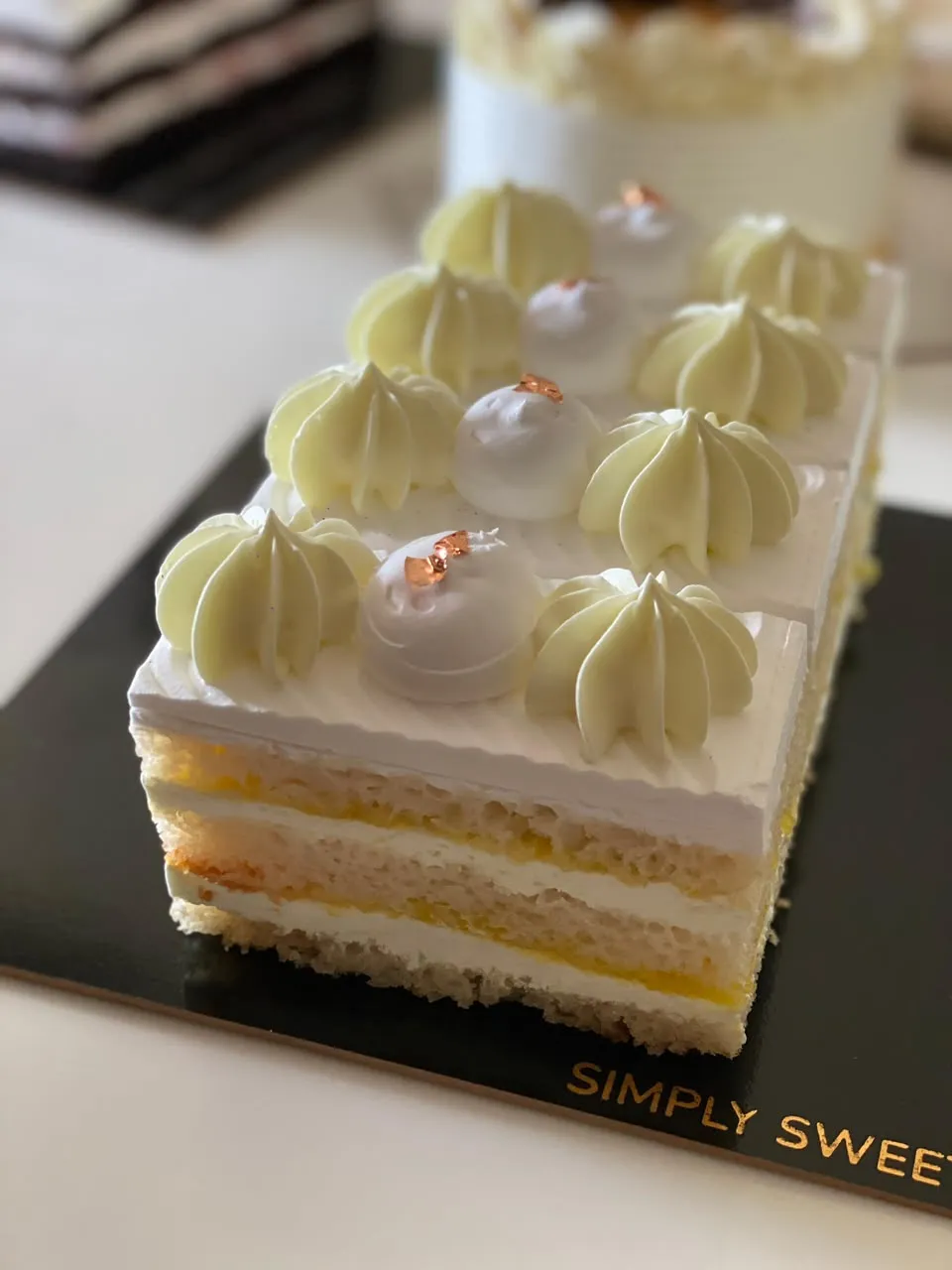 Chandelier cake by Simply Sweet Udaipur